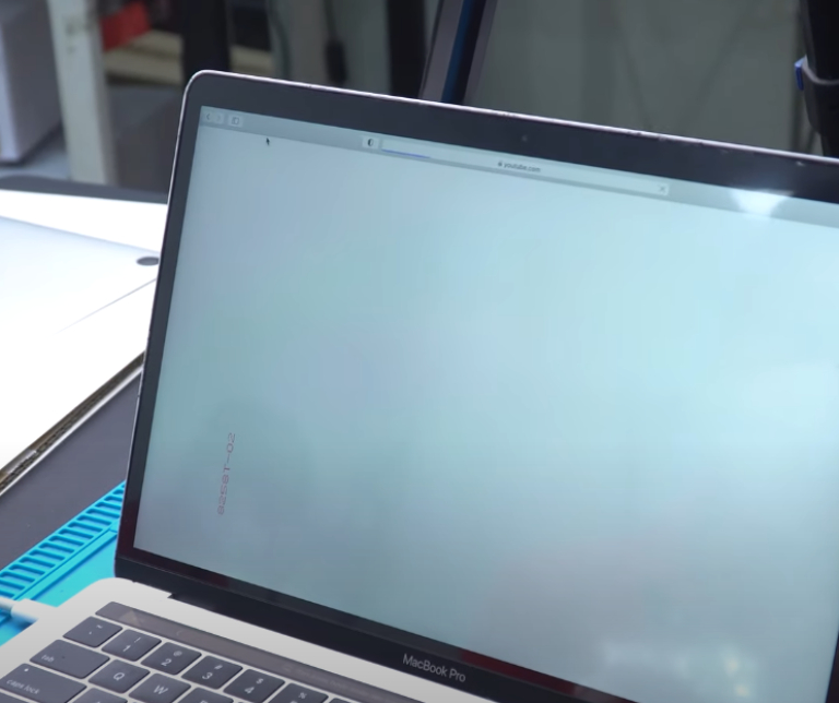 Thay màn hình Macbook Pro Touch Bar 13 inch A1708 tại Hà Nội