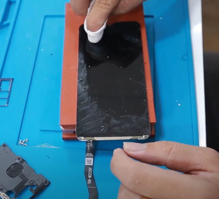 Quy trình ép mặt kính Samsung M20