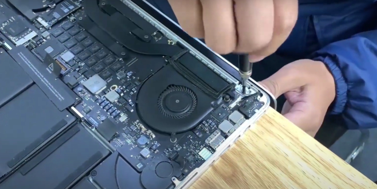 MacBook Pro Retina 15 inch A1398 bị bong lớp chống lóa, cần thay màn hình mới