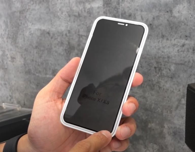 Sử dụng miếng dán cường lực chống va đập cho iPhone