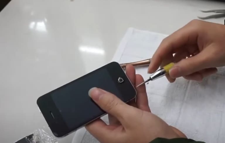 Tự thay pin iPhone 4 tại nhà