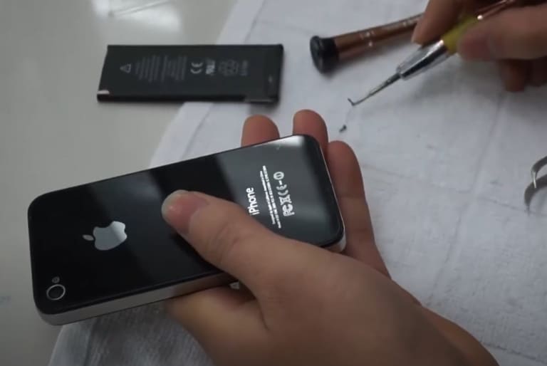Địa chỉ thay pin iPhone 4