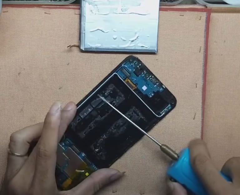 Lưu ý khi thay pin Samsung Galaxy A20