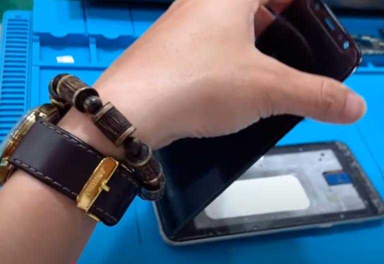 Các bước thay pin Samsung Galaxy A6, A6 Plus