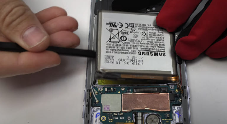 Lưu ý khi thay pin Samsung Galaxy A8s, A80