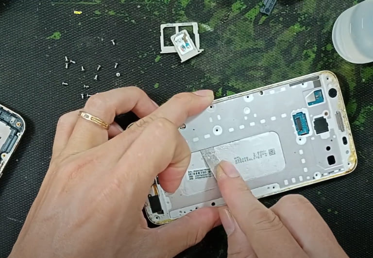 Quy trình thay pin Samsung Galaxy J5 Pro, J5 Prime