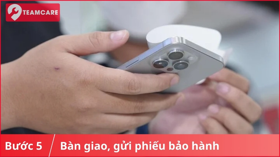bàn giao và gửi phiếu bảo hành cho khách hàng