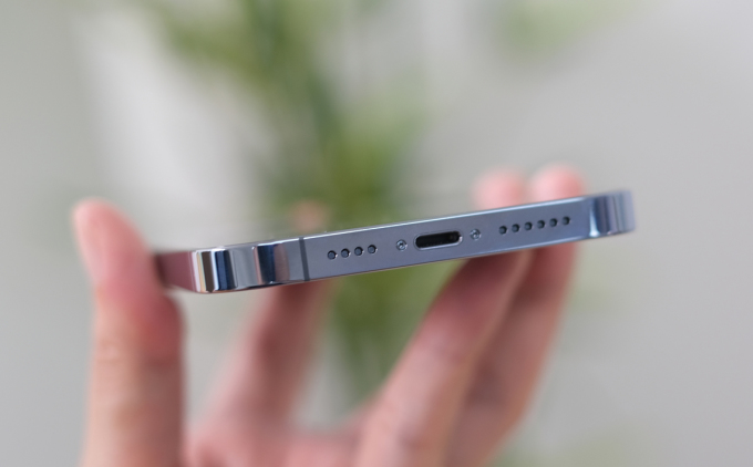 Cổng Lightning trên iPhone 13 Pro Max