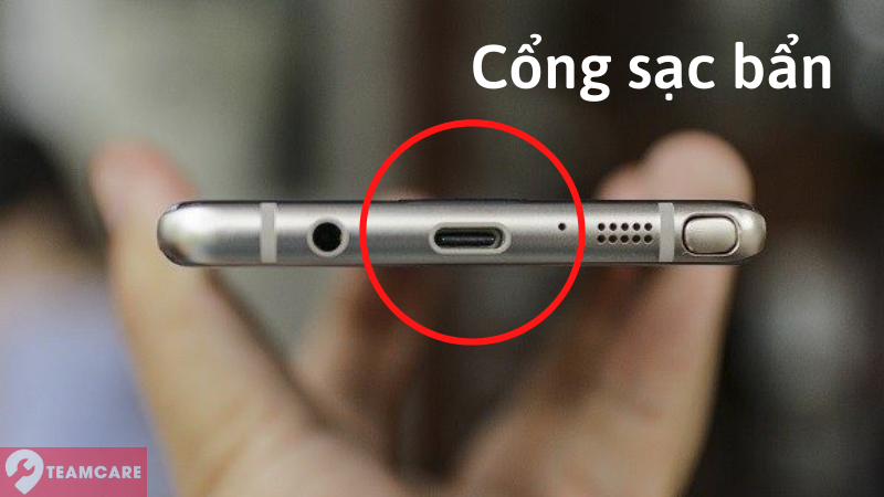 cổng sạc bẩn khiến sạc không vào điện thoại Samsung