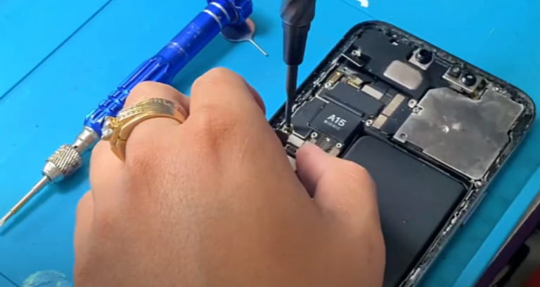 thay loa iphone 13 chính hãng