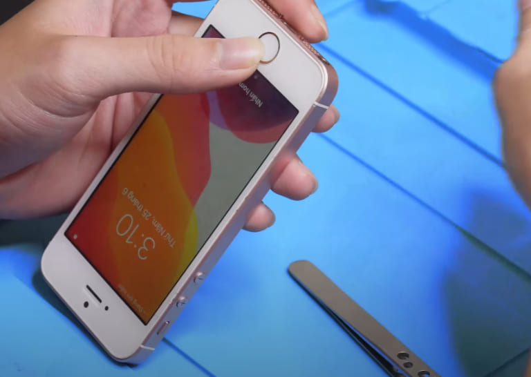 Thay pin iPhone 5SE uy tín