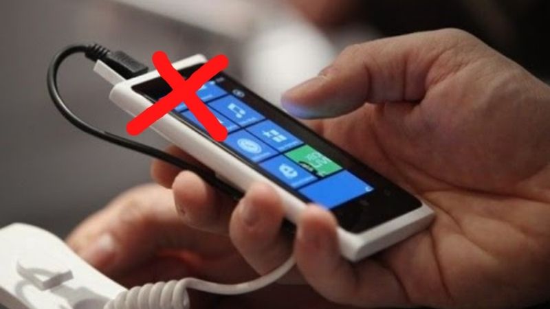 sử dụng điện thoại trong khi sạc