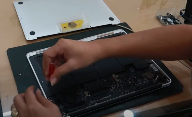 Nguyên nhân thay pin Macbook Air 2016
