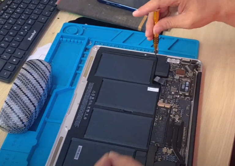 Nguyên nhân phải thay pin Macbook Air 2017