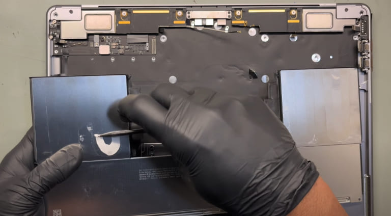 Địa chỉ thay pin Macbook Air M2 uy tín