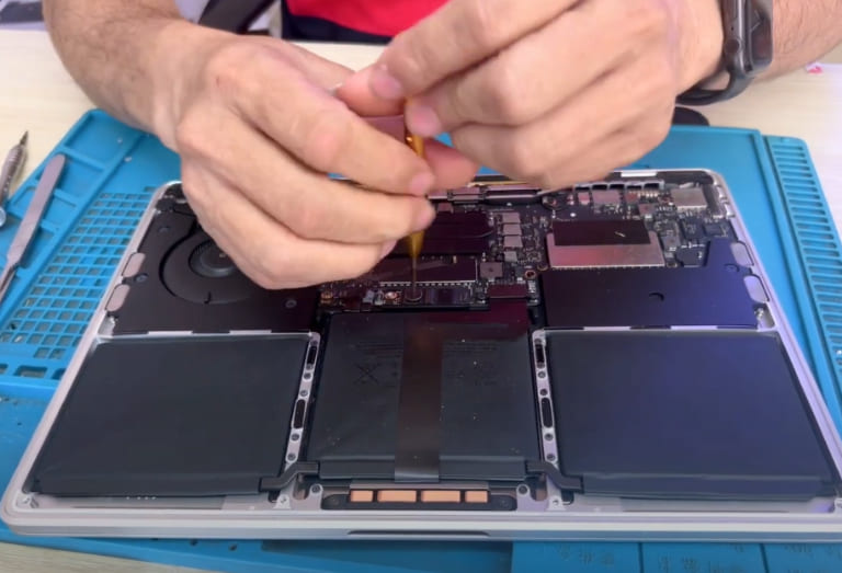 Lưu ý khi thay pin Macbook Pro 2016
