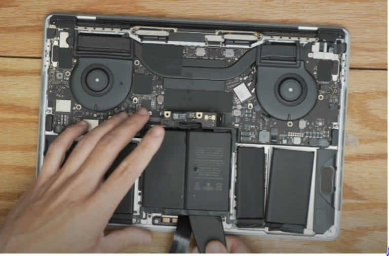 Địa chỉ thay pin Macbook Pro 2020