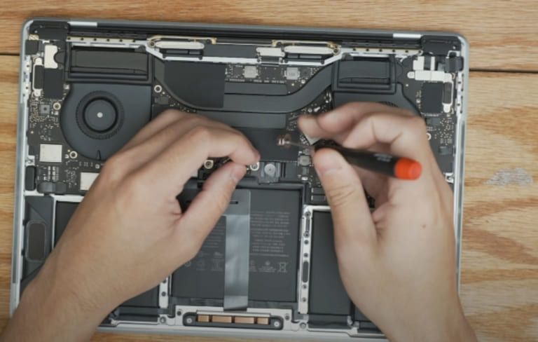 Lưu ý khi thay pin Macbook Pro 2020