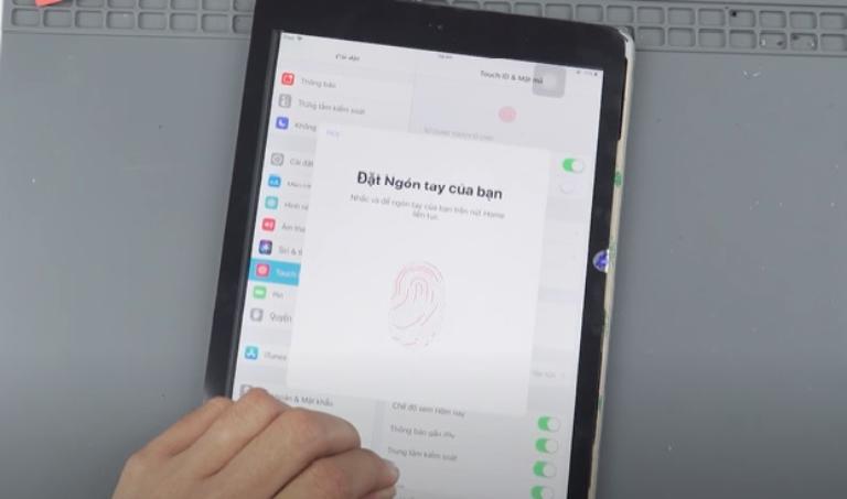 Thay mặt kính cảm ứng iPad 9.7 giá rẻ tại Hà Nội