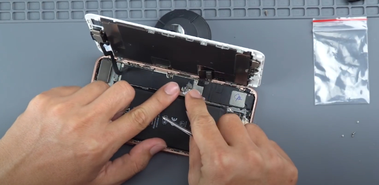 Thay loa trong, ngoài iPhone 8, 8 plus chính hãng