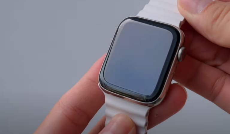 xước màn hình apple watch nhẹ sau va chạm