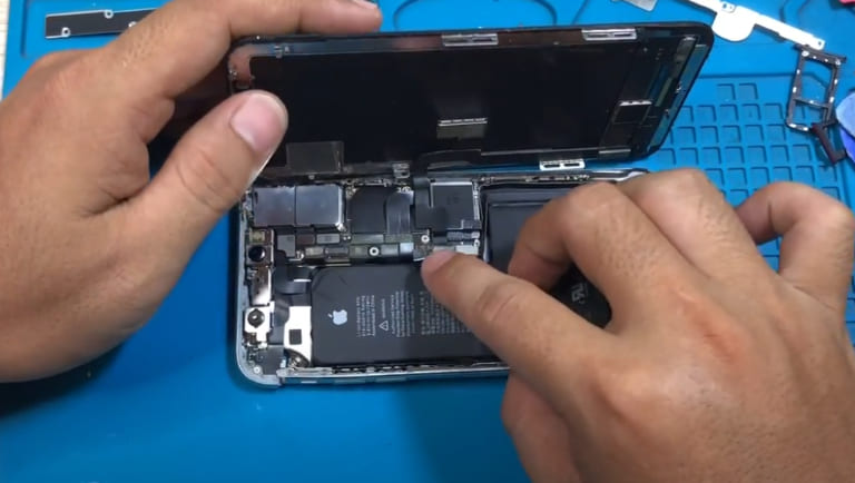 sửa iPhone XS bị vỡ kính cảm ứng