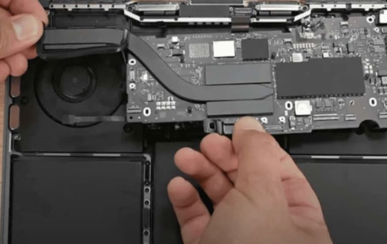 sửa macbook không sạc được pin