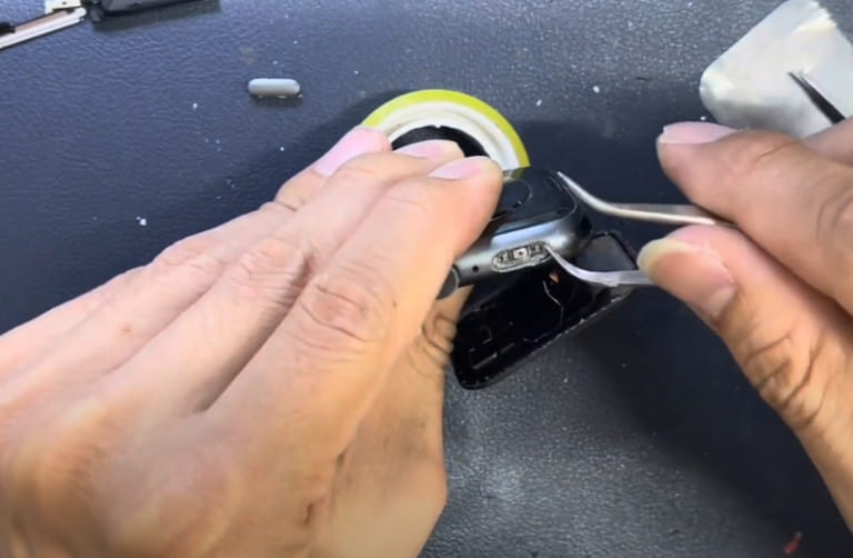 sửa nút nguồn Apple Watch không ấn được