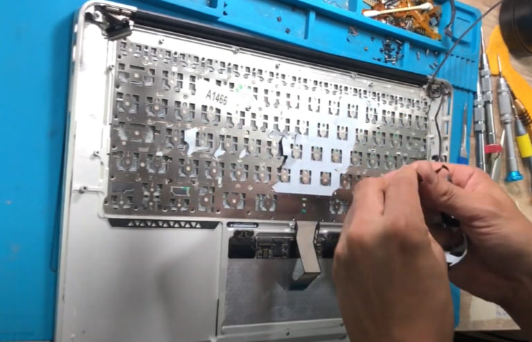 thay bàn phím macbook air bị đơ