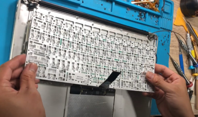 thay bàn phím macbook air chính hãng