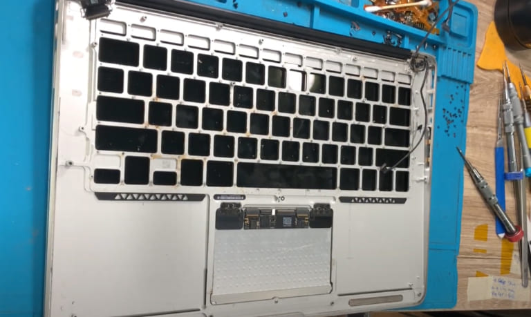 thay bàn phím macbook air không ấn được