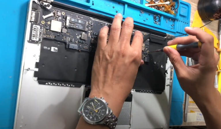 thay bàn phím macbook air bị liệt phím