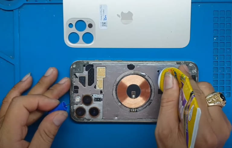 thay kính lưng iPhone giá tốt lấy ngay