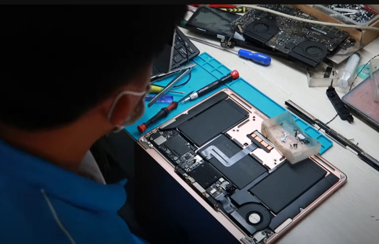 thay màn hình macbook air bị nhèo hình