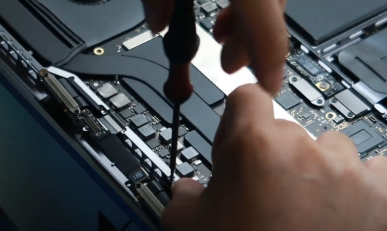 thay màn hình macbook pro bị lỗi sọc