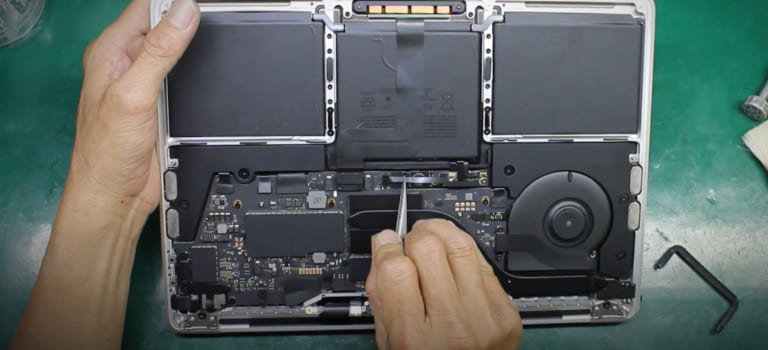 thay màn hình macbook pro không hiển thị