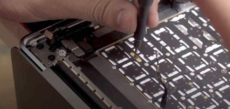 thay bàn phím macbook bị mất đèn nền