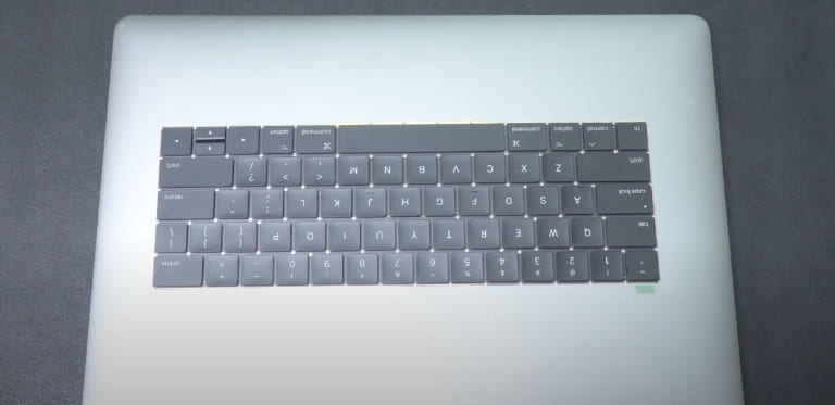 thay bàn phím macbook bị dính nước