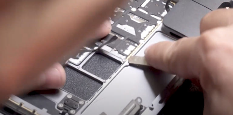thay bàn phím macbook bị đơ kém