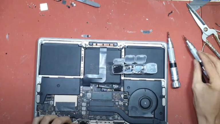 thay-ban-phim-macbook-pro-uy-tin-ha-noi