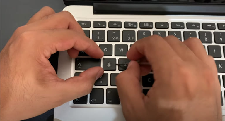 thay-ban-phim-macbook-pro-bi-liet-phim