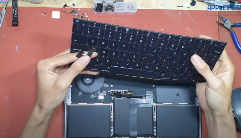 thay-ban-phim-macbook-pro-lay-ngay
