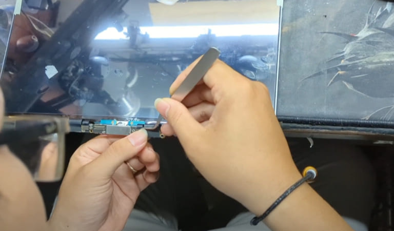 thay màn hình macbook chính hãng