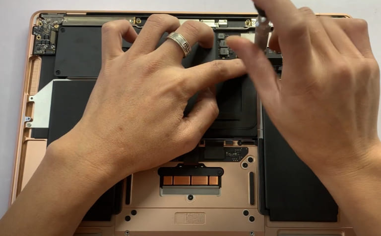 thay pin macbook air chính hãng