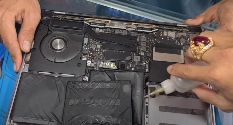 thay pin macbook nhanh chóng