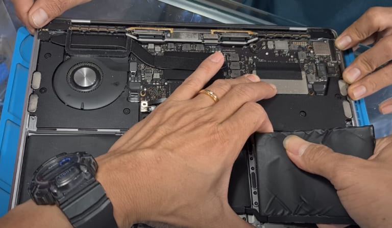 thay pin macbook chính hãng bảo hành