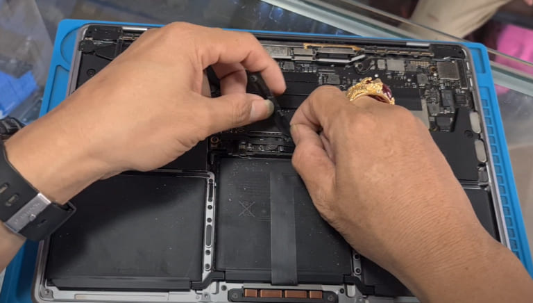 thay pin macbook giá rẻ