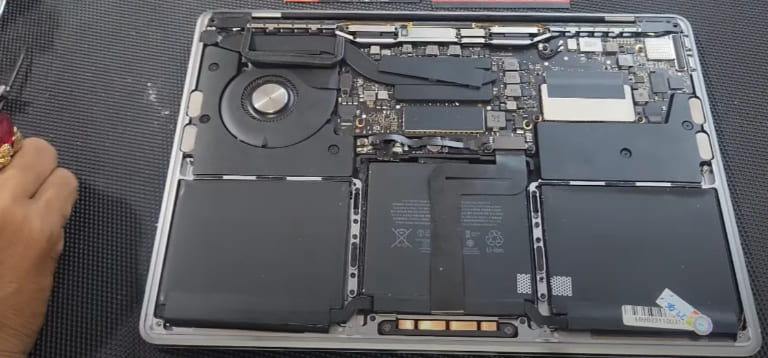 thay pin macbook pro uy tín giá rẻ